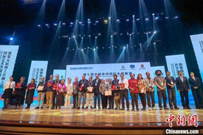 海内外35支木偶表演团队泉州展演 逾万民众共狂欢