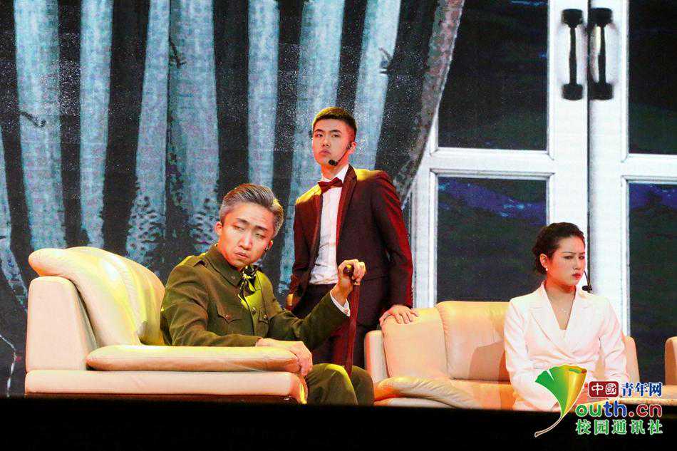 高雅艺术进校园：高校戏剧社演出经典话剧《无人生还》