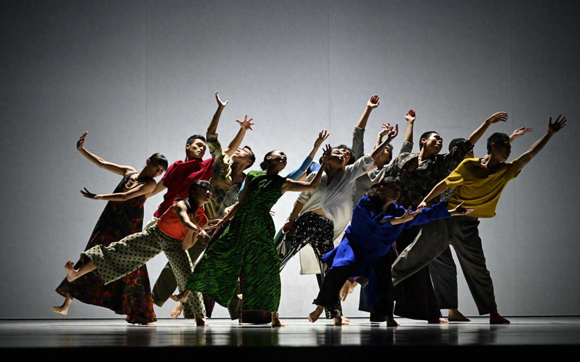 云门舞集时隔四年登台国家大剧院，郑宗龙作品《霞》展现青春气息