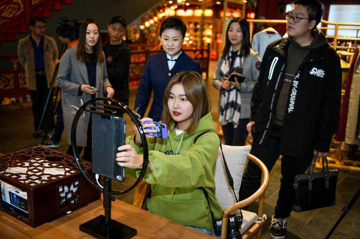 全国首个AI茶馆落地，老舍茶馆来了"AI小二"