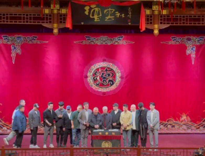 德云社天津分社开业，郭德纲于谦现场揭牌，门口上千人围观太壮观