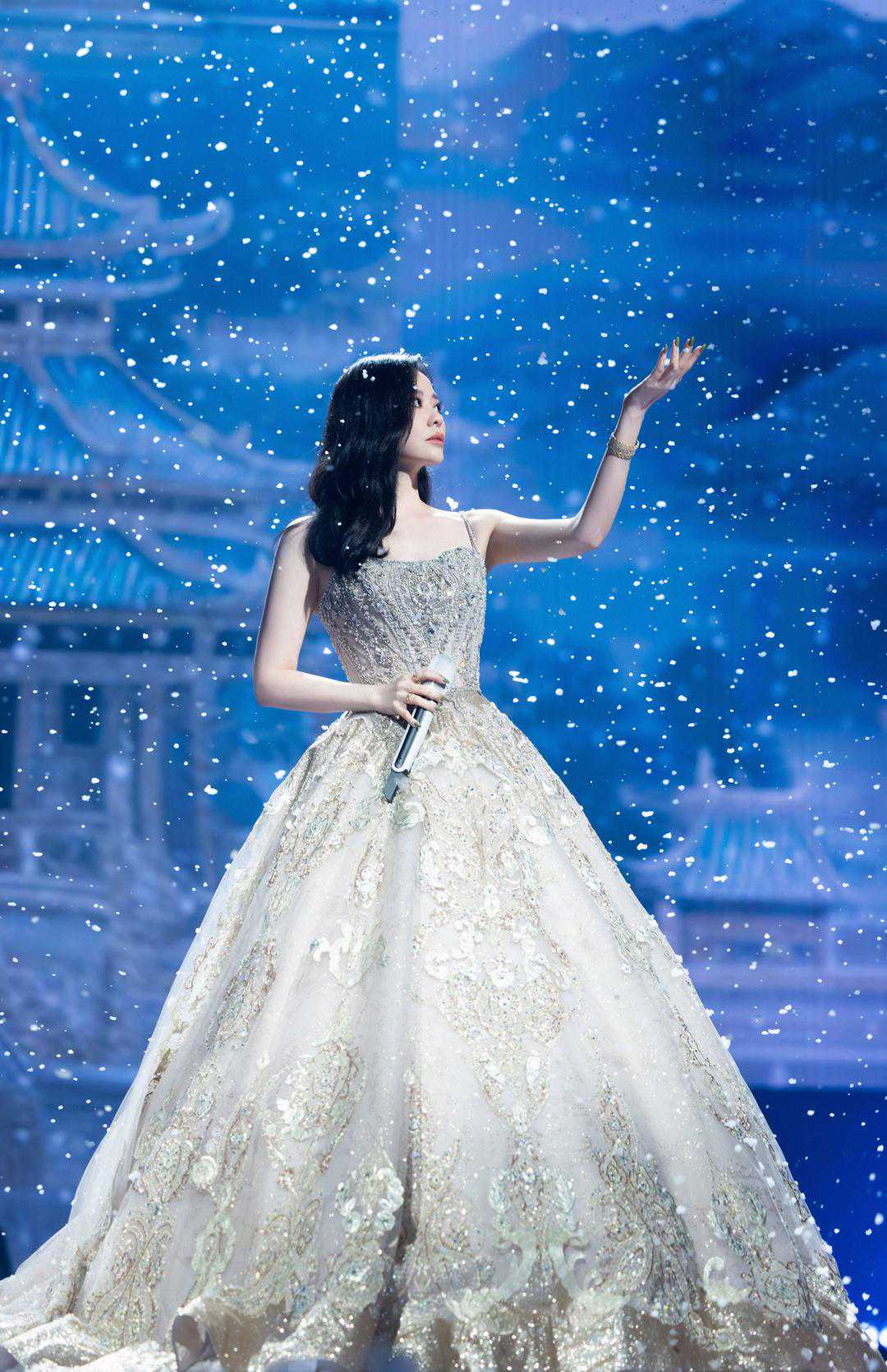 张靓颖演唱会今晚开唱：这一轮巡演从成都开始，比较安心|专访