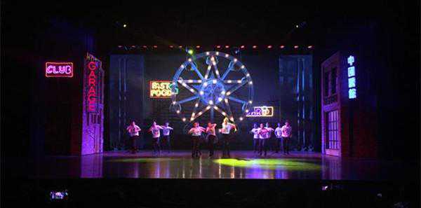 剧评-叶仲录：乘坐在彩云之上的社会思考-喜剧《二维码杀手》