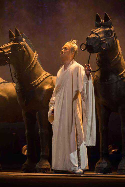 陈薪伊艺术中心落户人民大舞台，每年推出一台新作，首部戏就请来奚美娟