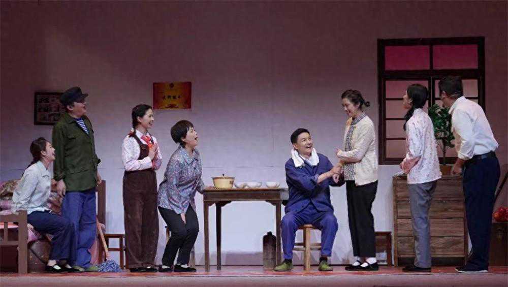 还原上海工人新村三代人生活图景，话剧《暖·光》很亲切