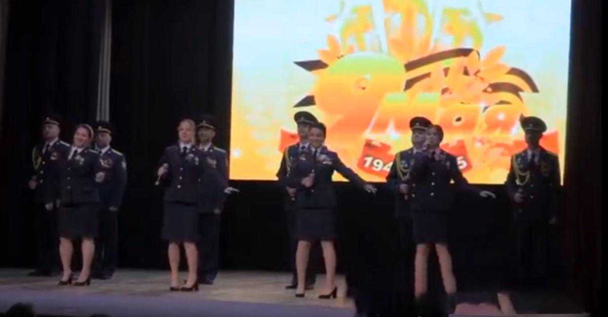 俄军文工团现身前线，妙龄女兵轻歌曼舞打气，台下俄士兵欢呼雀跃