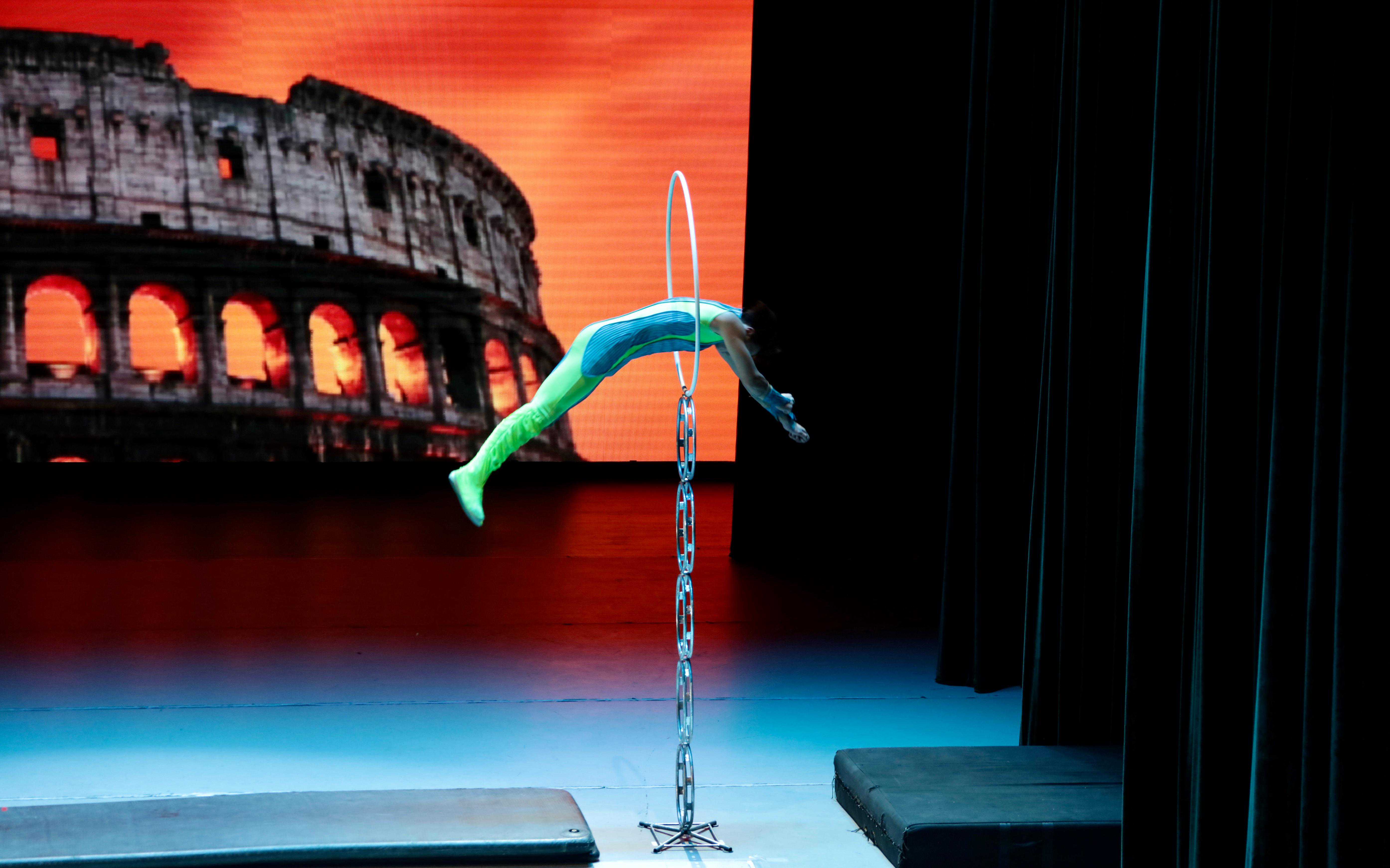 中国杂技团举办中秋专场演出，展现新一代杂技演员实力