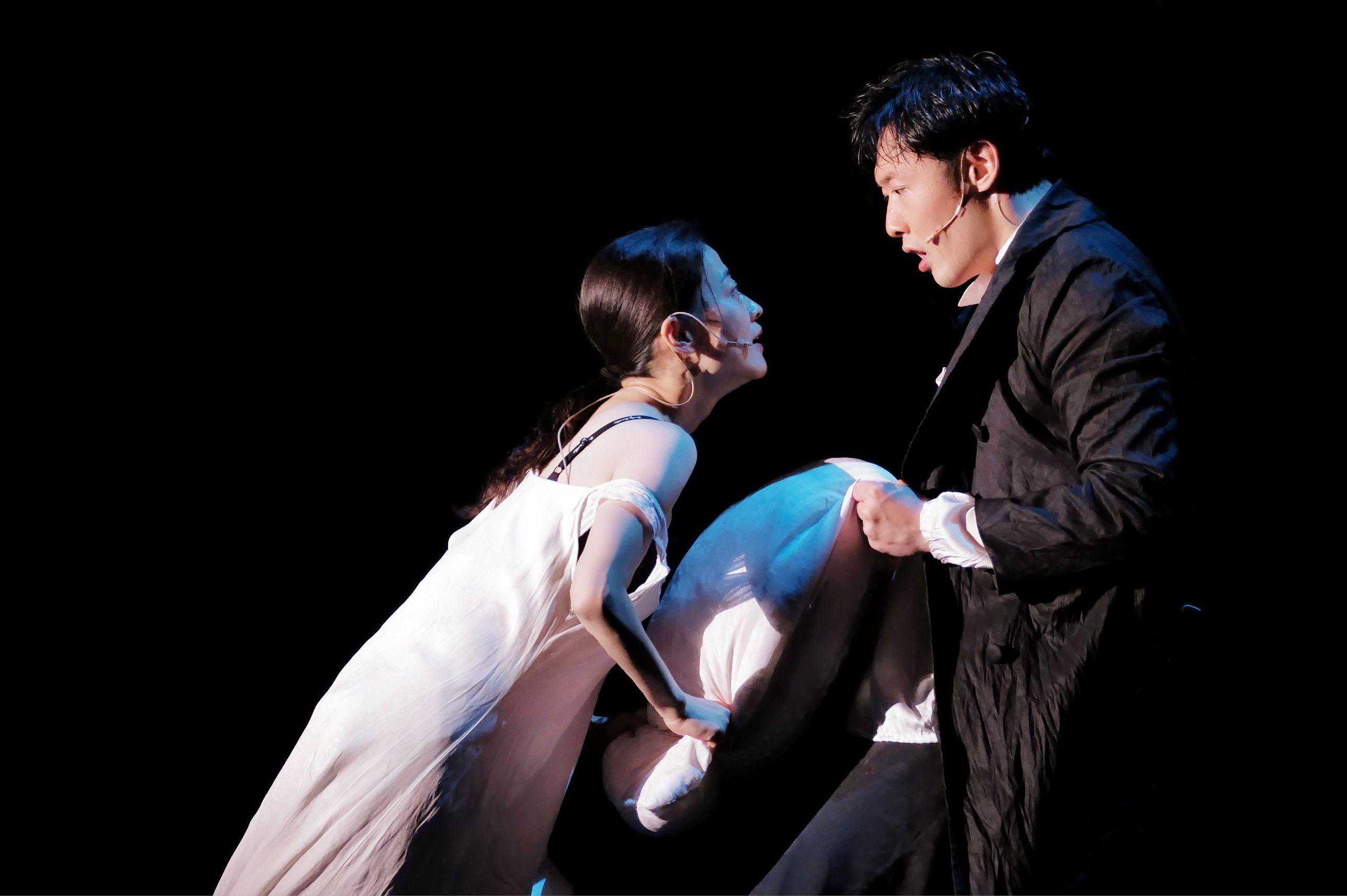 孟京辉戏剧作品《红与黑》北京首演，梅婷重读原著被角色点燃