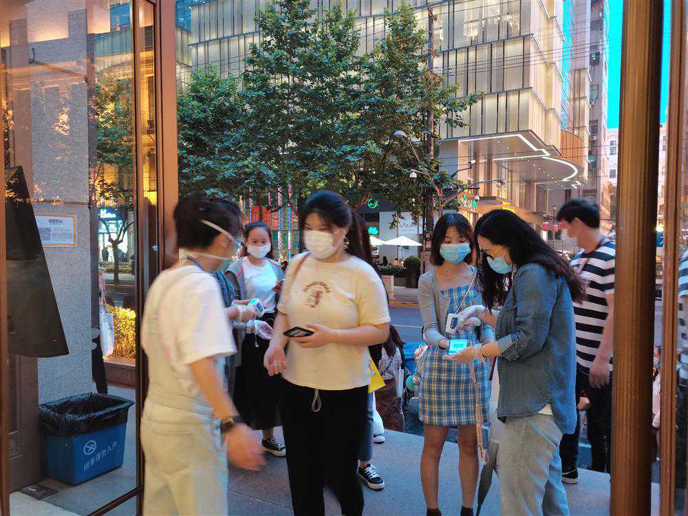 赶在今年最大一场雨前，上海人民大舞台今晚开门，迎接疫后首场音乐剧