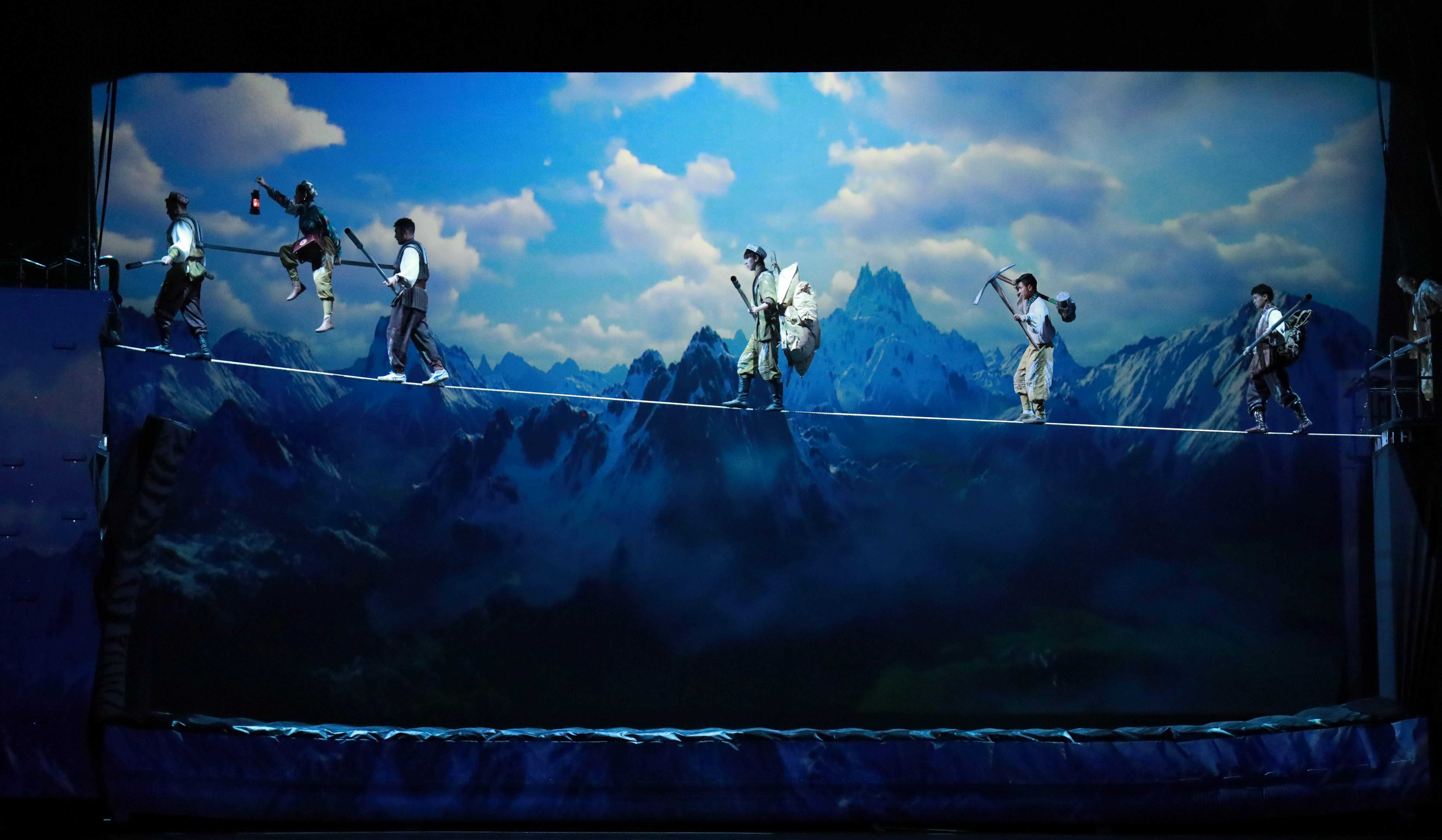 上海援外干部新春后再出发，杂技剧《天山雪》带来共鸣感触