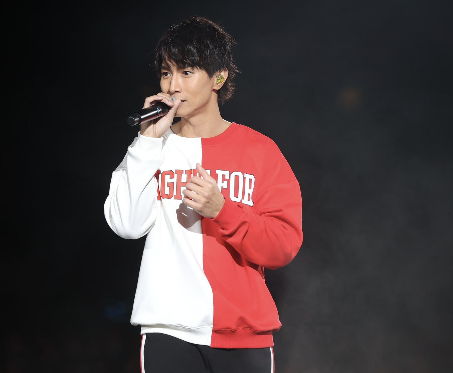 陈柏宇演唱会讲述坎坷童年，几度哽咽泪洒舞台，黎明惊喜现身鼓励