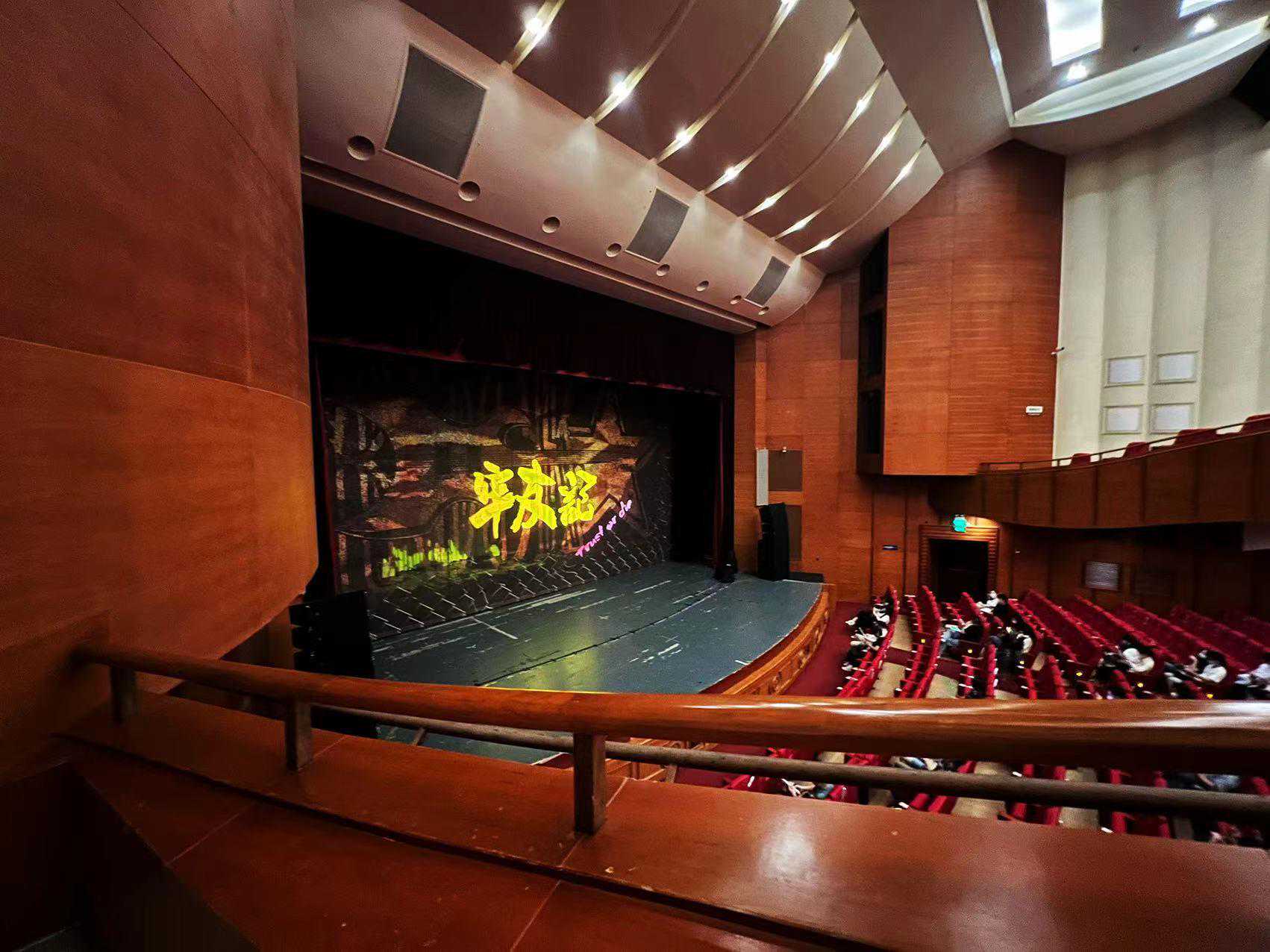 人民大舞台：带有历史味道的一场演出