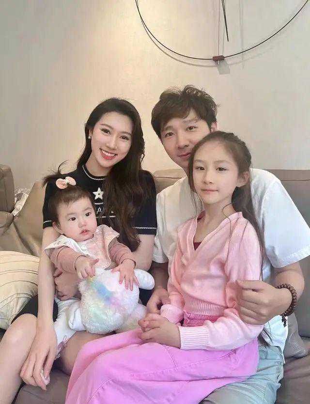 陈佩斯4个孙子女罕见露面！四代人共用一张脸，大孙女美似仙女，儿子是最大功臣