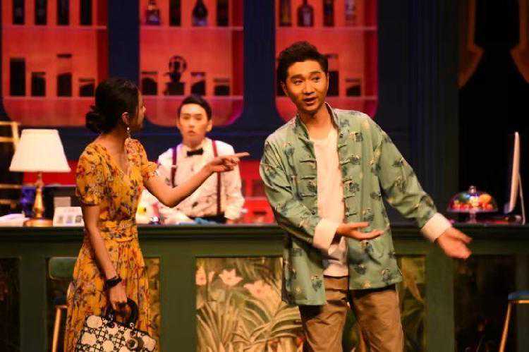 现场请观众上台当“托儿”，陈佩斯之子陈大愚子承父业来渝演《托儿》