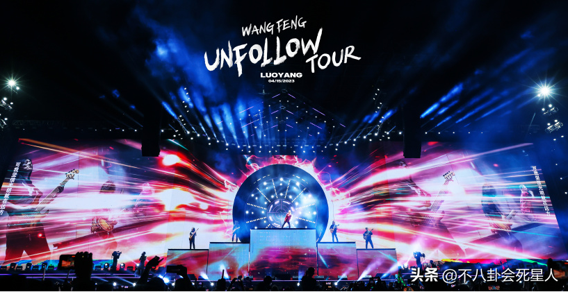 8位歌手的演唱会实况，汪峰现场冷清免费放人，华晨宇泥地里开嗓