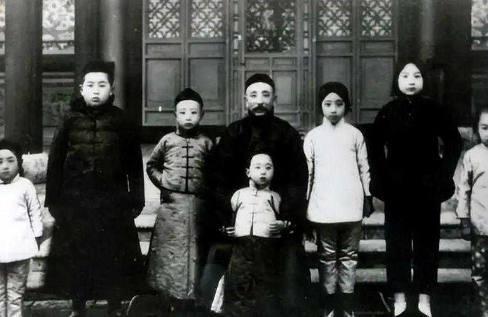 2007年，一台湾商人来到沈阳大帅府，对售票员说：我就不买票了吧